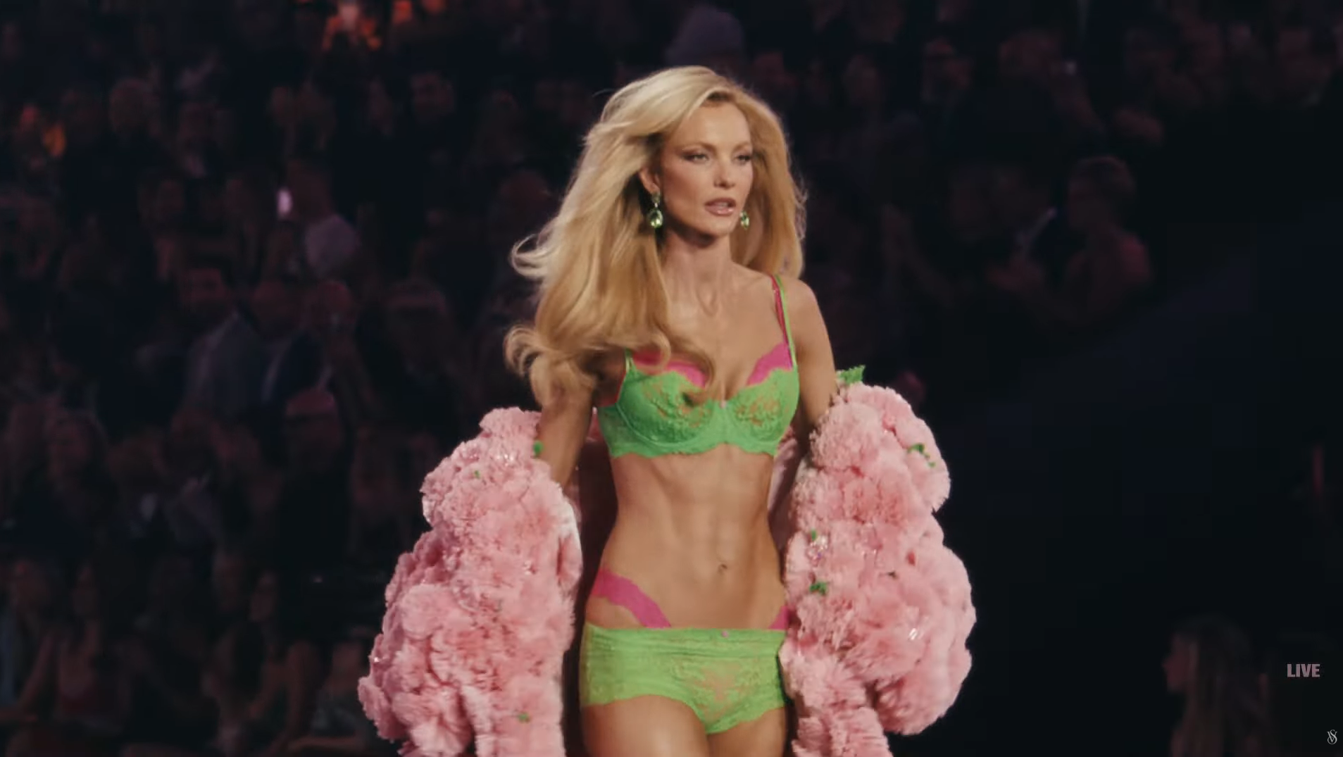 Carol Trentini no Victoria's Secret Fashion Show 2026 • Reprodução/YouTube