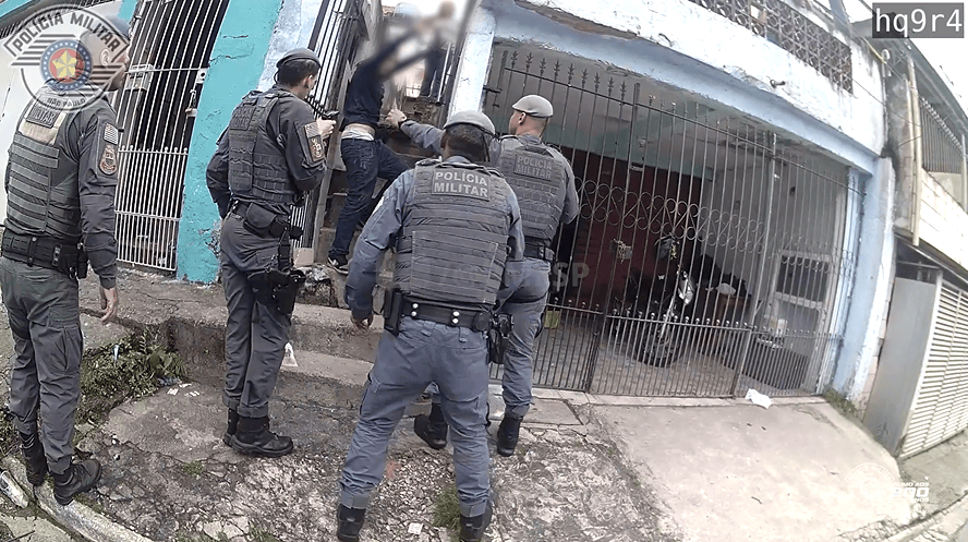 Homem sendo preso por policiais na zona sul de São Paulo