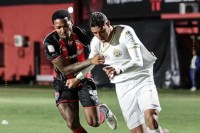 Vitória goleia a Chapecoense e se afasta do Z4 no Brasileirão