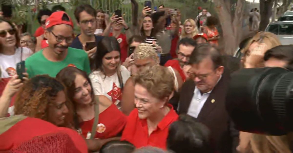Dilma Rousseff vota em Belo Horizonte ovacionada por eleitores