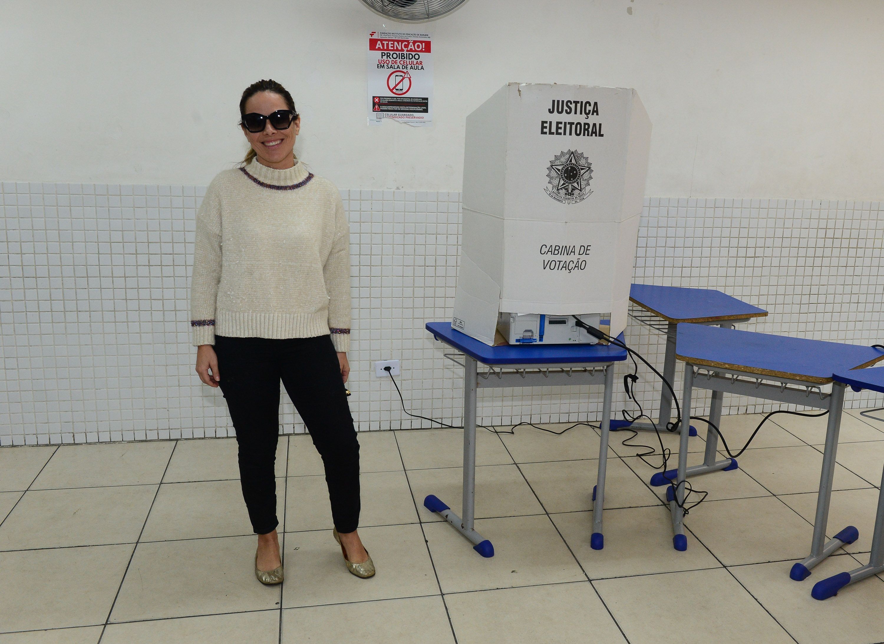 Wanessa Camargo vota no 2° turno das eleições