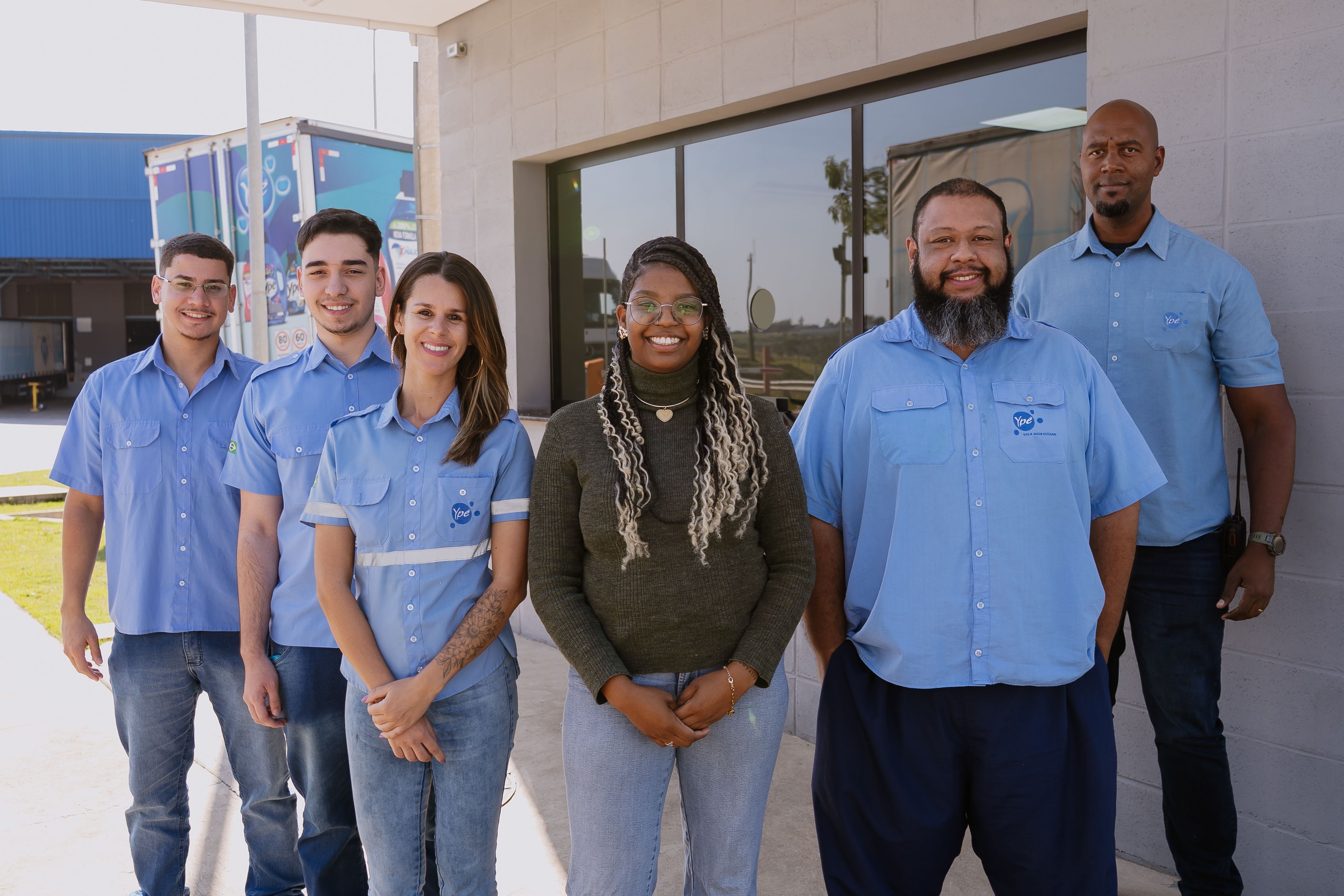 Arte com seis colaboradores da Ypê, cinco deles com uniforme azul da empresa, em frente a um centro de distribuição, com o texto “A Ypê é destaque no Ranking Merco Talento 2026, na categoria Bens de Consumo” e os logos da Ypê e do Merco Talento