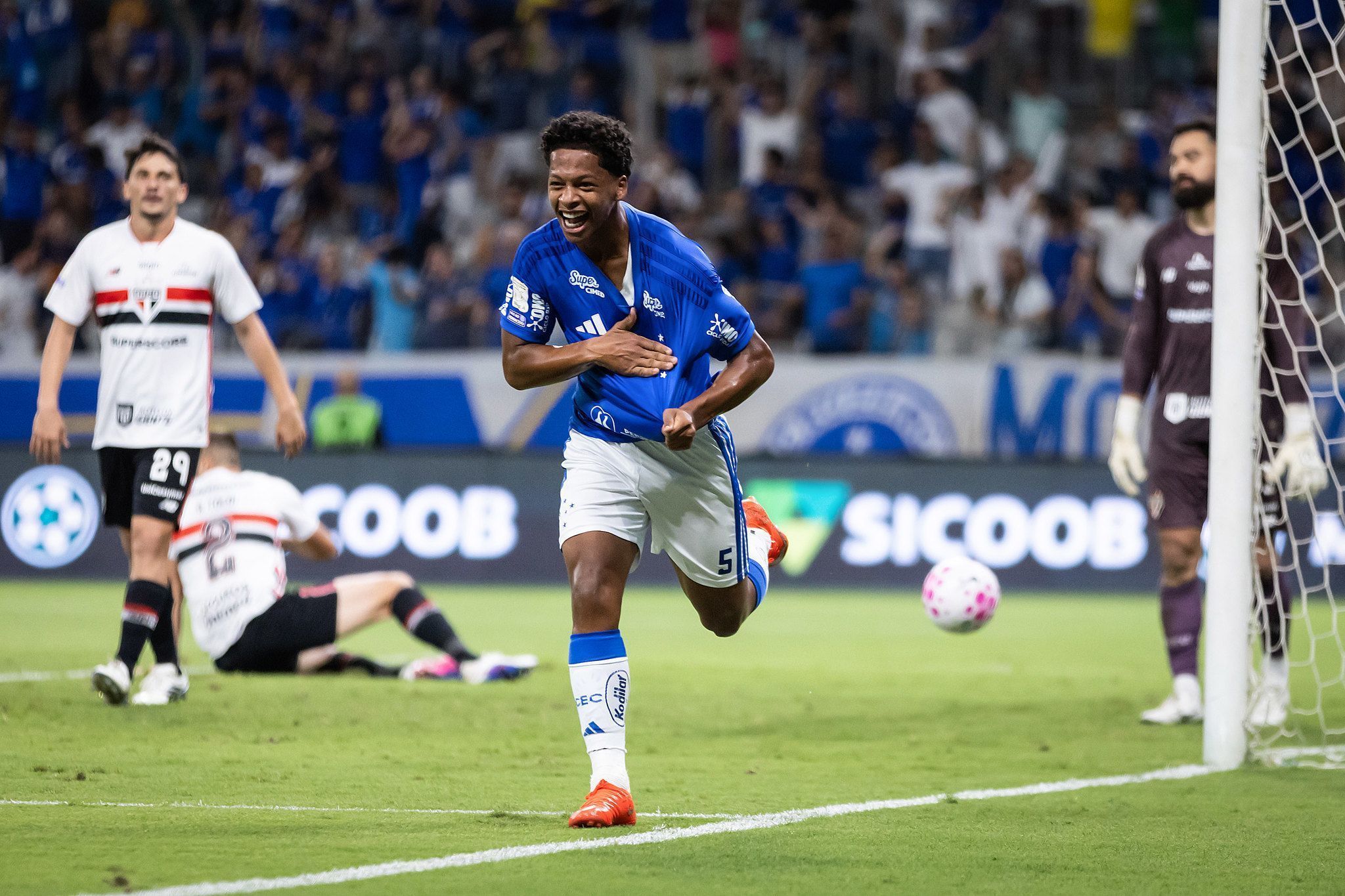 Kaio Jorge marca, Cruzeiro vence o São Paulo e pode terminar a rodada no G4