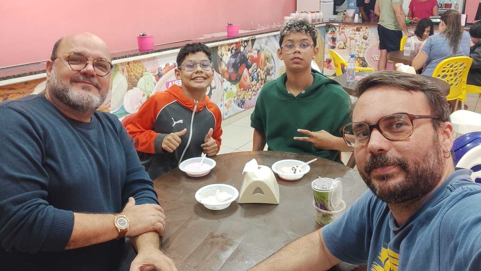 Chico Lacerda e João Andrade com seus filhos, João Henrique e Isaac / Arquivo pessoal/Chico Lacerda
