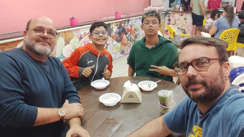 Chico Lacerda e João Andrade com seus filhos, João Henrique e Isaac / Arquivo pessoal/Chico Lacerda