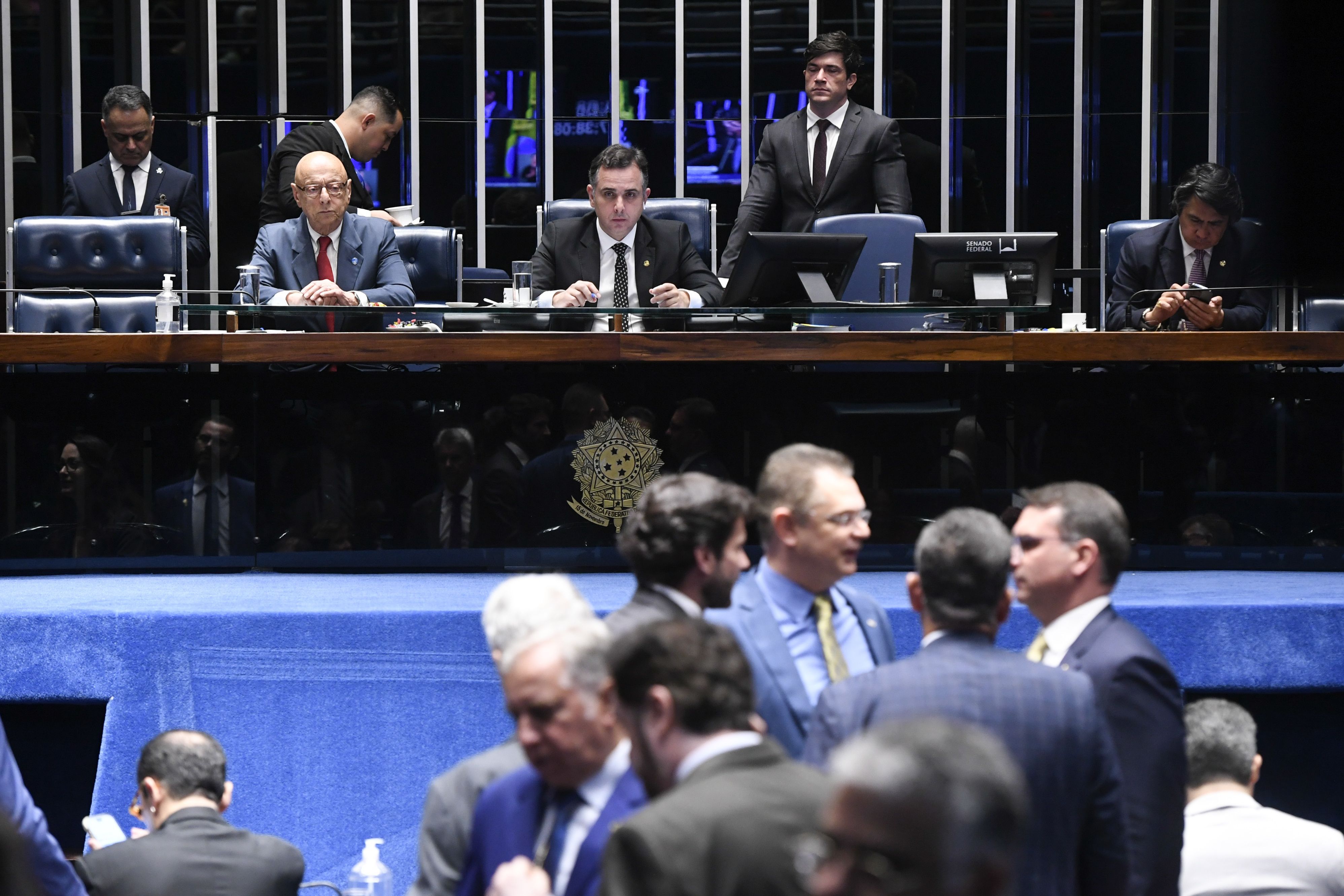 Na mesa, os senadores Esperidião Amin (PP-SC) e Rodrigo Pacheco (PSD-MG) durante sessão no Senado sobre a PEC que limita os poderes do Supremo