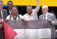Lula segura bandeira após poeta discursar sobre Palestina 