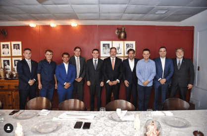 O deputado federal Hugo Motta (quinto da esquerda para direita) e Arthur Lira (sexto da esquerda para a direita) em reunião com lideranças políticas