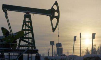 Petróleo salta 5% após 7 dias de perdas; recuo do dólar impulsiona mercado