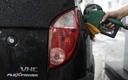 Veículo abastecido a etanol em posto no Rio de Janeiro (RJ)