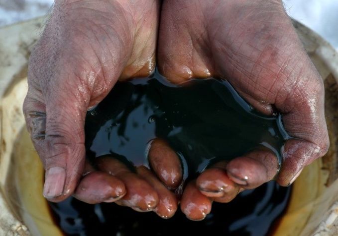 Funcionário segura amostra de petróleo. / 11/03/2019 REUTERS/Vasily Fedosenko