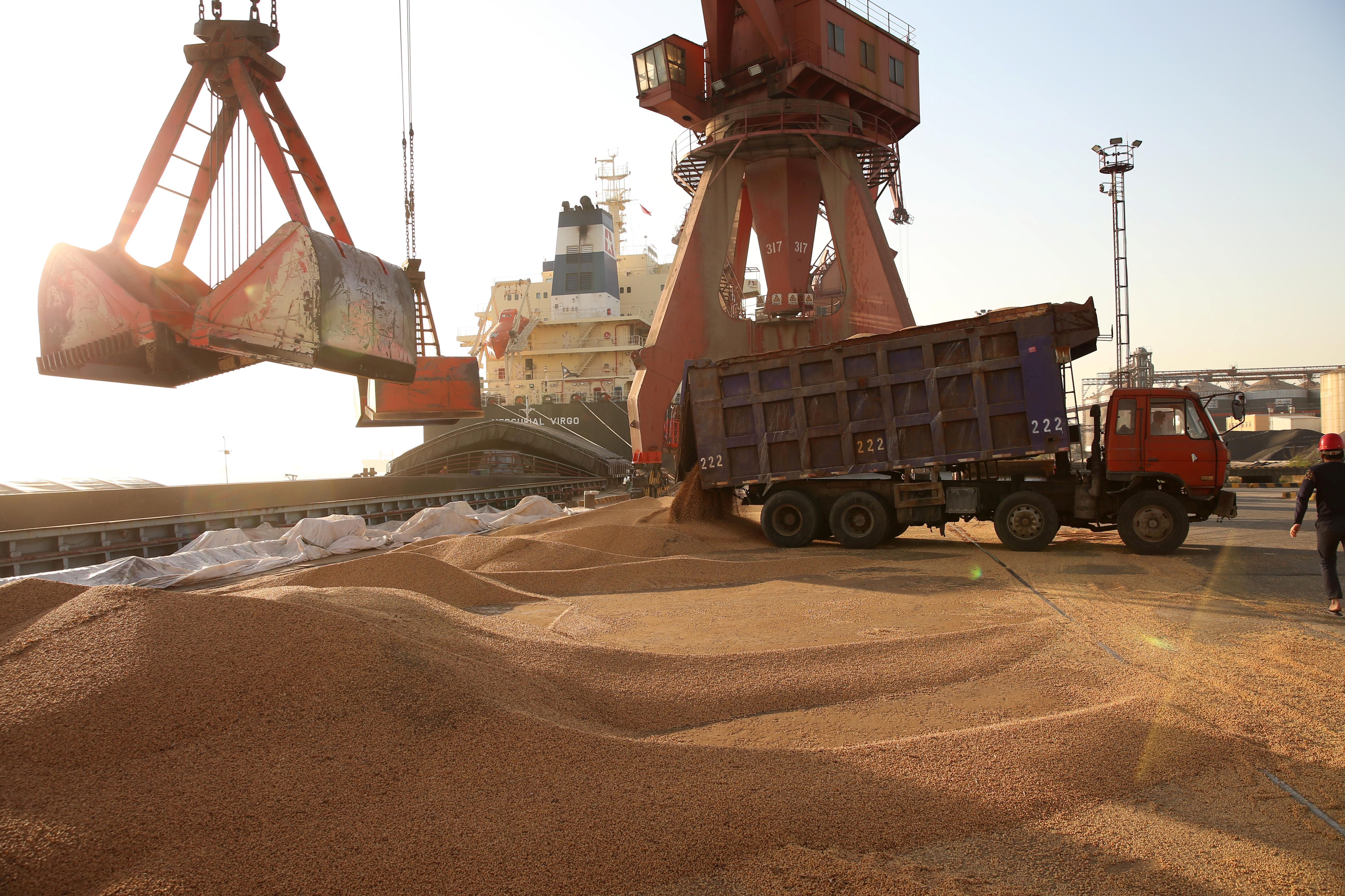 Soja importada no porto de Nantong, província de Jiangsu