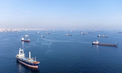 Navios comerciais aguardam para transitar pelo Estreito de Bósforo