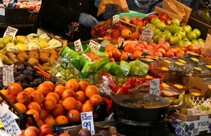 Banca de frutas e vegetais em Portobello Road, Londres / . REUTERS/Toby Melville