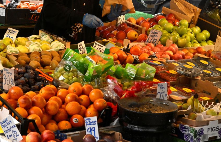 Banca de frutas e vegetais em Portobello Road, Londres / . REUTERS/Toby Melville