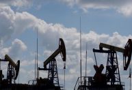 Petróleo recua com pausa nas negociações da dívida dos EUA e alerta do Fed para inflação alta