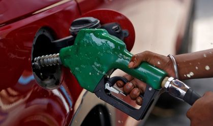 Nos EUA, preços da gasolina fecham mais de 2 meses seguidos em queda