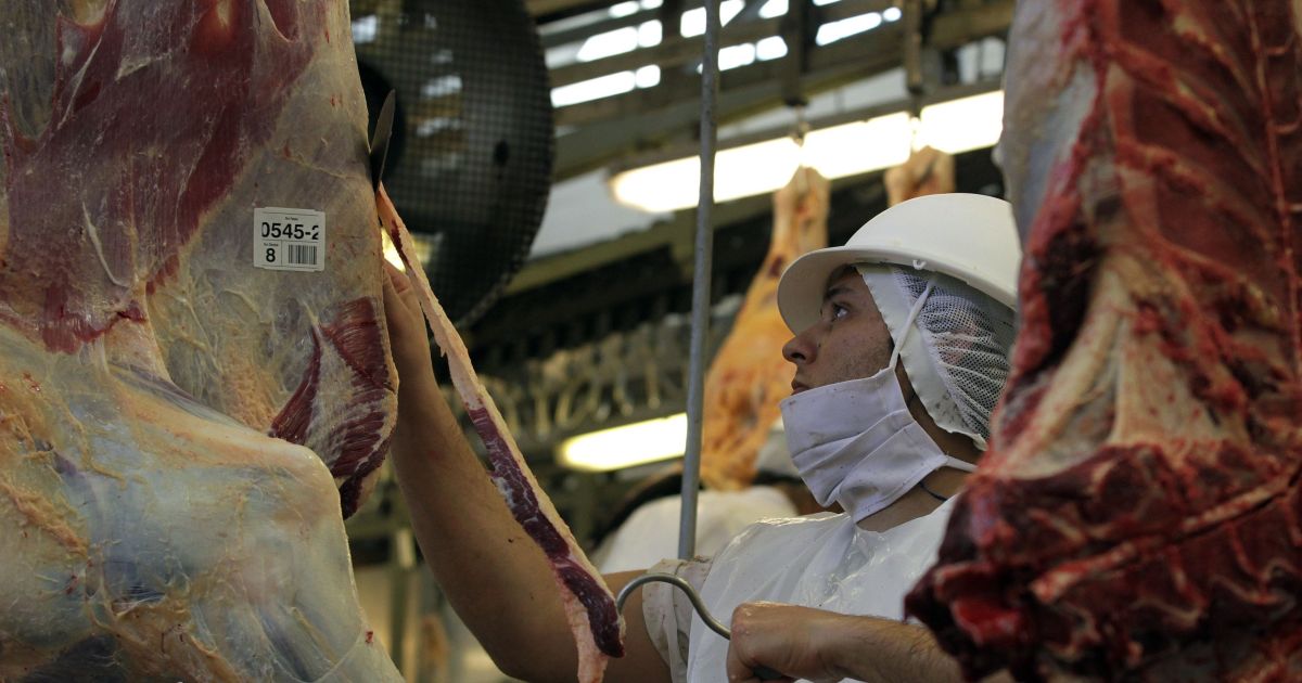 Queda das exportações devem impactar margens dos frigoríficos, aponta Abiec