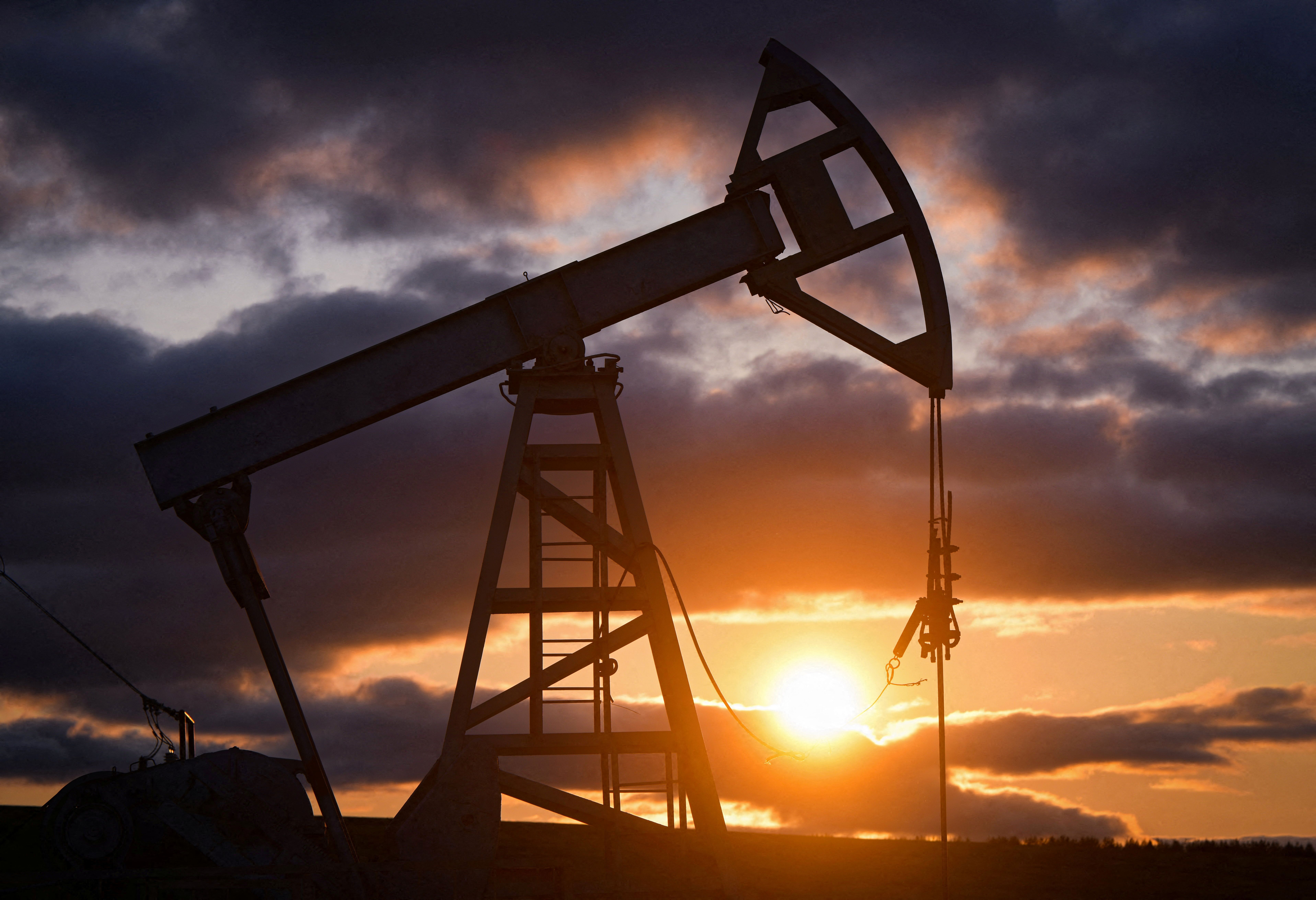 Bomba para extração de petróleo nos arredores de Almetyevsk, na