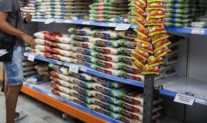 Preços dos alimentos no Brasil caem pelo quarto mês consecutivo, diz IBGE