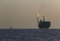 Petróleo fecha semana em queda puxada pelo Oriente Médio e demanda global