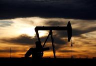 Petróleo fecha em alta com temores de tarifas de Trump e reunião da Opep+