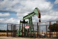 Produtores de petróleo tentam conter impacto da queda no barril