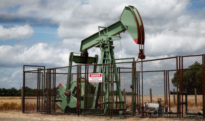 Petróleo fecha em alta à espera de decisão nos EUA e preocupação com oferta