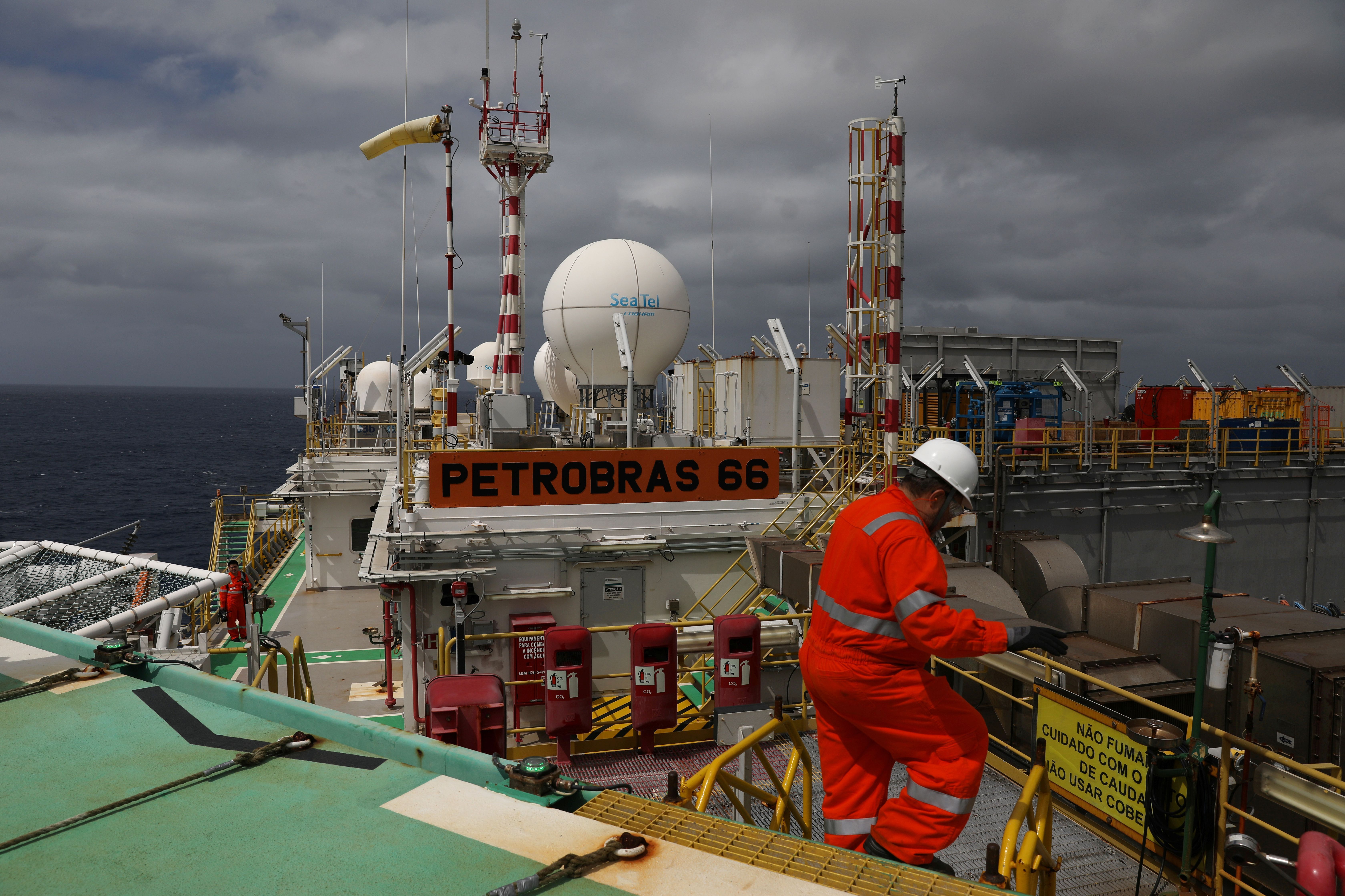 Trabalhador na plataforma P-66, da Petrobras, na Bacia de Santos,