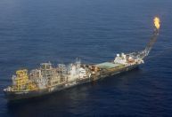 Petróleo inverte sinal e fecha em alta com pausa nas tarifas dos EUA