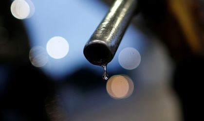 Defasagem de gasolina e diesel aumenta com queda do petróleo, diz Abicom