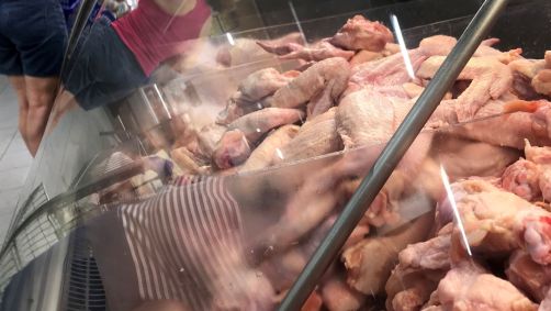 Frangos expostos para venda em comércio no Rio de Janeiro