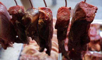 Trump aumenta em 4 vezes tarifas para 80 mil toneladas de carne argentina
