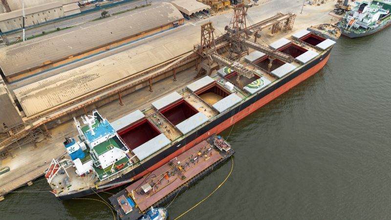 Uma visão de drone mostra navio graneleiro no porto de