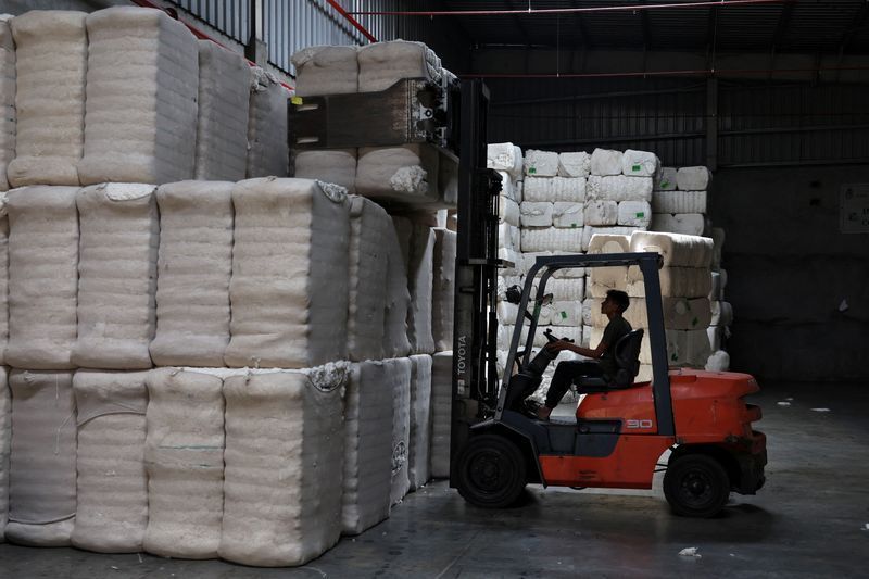 Feixes de algodão em depósito da fábrica da Fiotex Cotspin