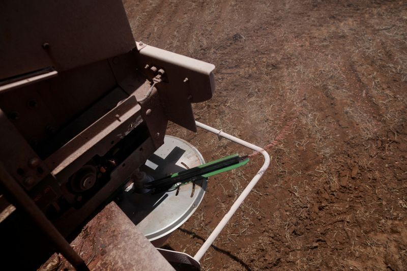 Fertilizante sendo espalhado em um campo de soja