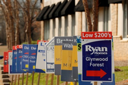 Placas anunciam venda de novas moradias em York County, Carolina do Sul, EUA