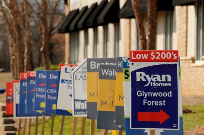 Placas anunciam venda de novas moradias em York County, Carolina do Sul, EUA