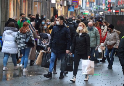 Consumidores usam máscara e lotam a principal rua comercial de Colônia, na Alemanha