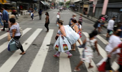 Confiança do comércio cai 2,8 pontos em julho, aponta FGV