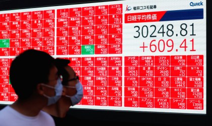 Ações japonesas se recuperam após maior queda em mais de 30 anos; índice de Tóquio salta 10%
