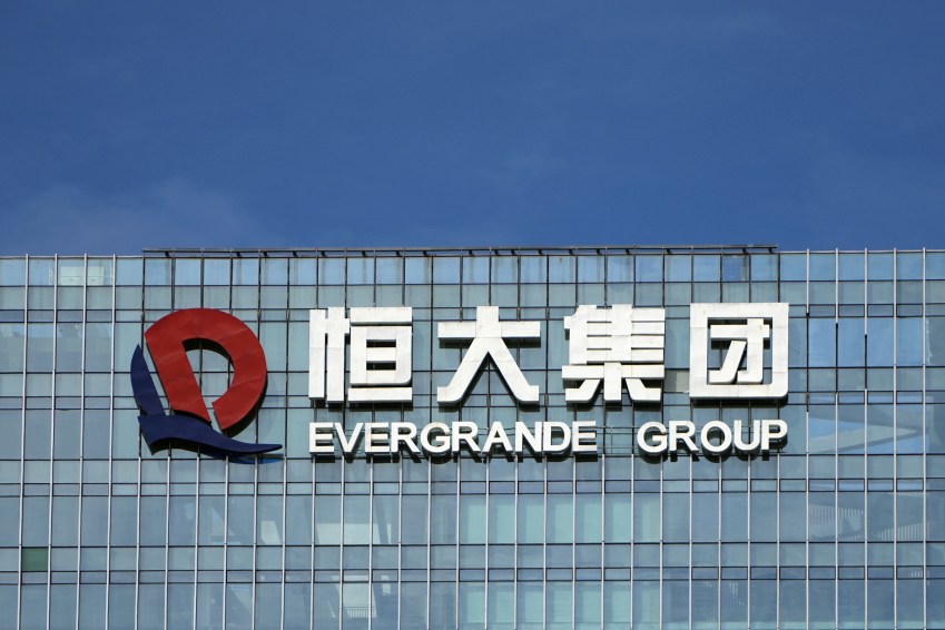 Logotipo da empresa é visto na sede do China Evergrande Group em Shenzhen, província de Guangdong, China, em 26 de setembro de 2021 /