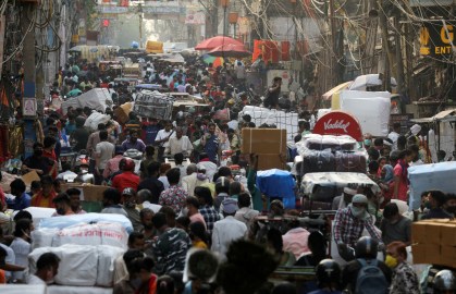 Pessoas andam em mercado lotado em Nova Delhi, Índia