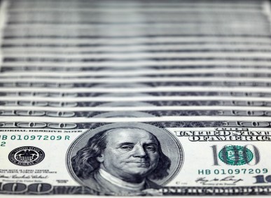 Notas de dólares retratadas no Banco de Taiwan em Taipei