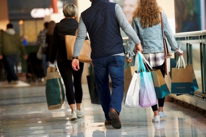Consumidores fazem compras em shopping no Estado da Pensilvânia, nos EUA