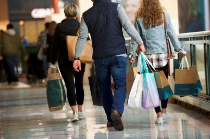 Consumidores fazem compras em shopping no Estado da Pensilvânia, nos EUA