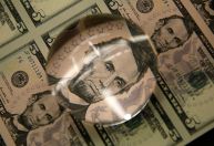 Dólar cai após ganhos da véspera; políticas monetária e fiscal seguem no radar