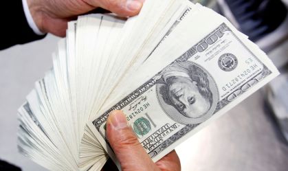 BC vende US$ 830 mi em leilão de moeda à vista; dólar reverte ganhos