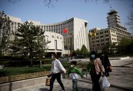 Banco central chinês deixa juros inalterados em momento de desaceleração econômica