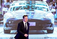 Investidores da Tesla expressam frustração com compra do Twitter por Elon Musk